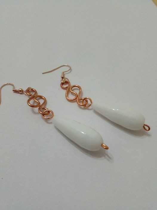 Orecchini in rame in stile antico con perle bianche
