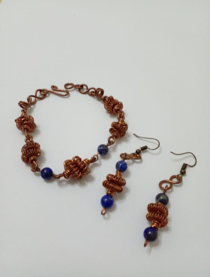 Vetrina Parure con bracciale e orecchini con perle in lapislazzuli